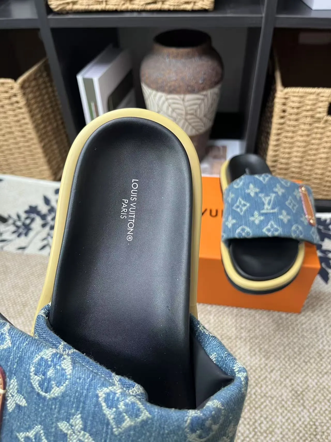 P340 yuan LV Louis Vuitton Full of high-end feel! A popular model among bloggers at home and abroad, it’s retro and fashionable, and looks stunning on your feet! Mainly recommended model on the official website★ ━━━━━ ЅᏇєєt ━━━━━ ▪️Upper: original calfskin ➕5D printing process ▪️Inner: imported mixed sheepskin ▪️Outsole: original molded foam outsole ▪️Size: Female 35-40 Men's 39-44 (women's 41 men's 45)